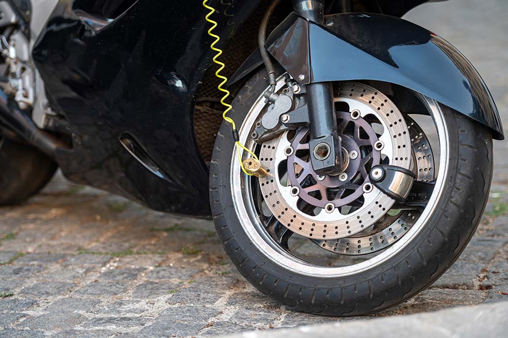 Cadenas y traba discos: &iquest;C&oacute;mo proteger tu moto de manera efectiva?